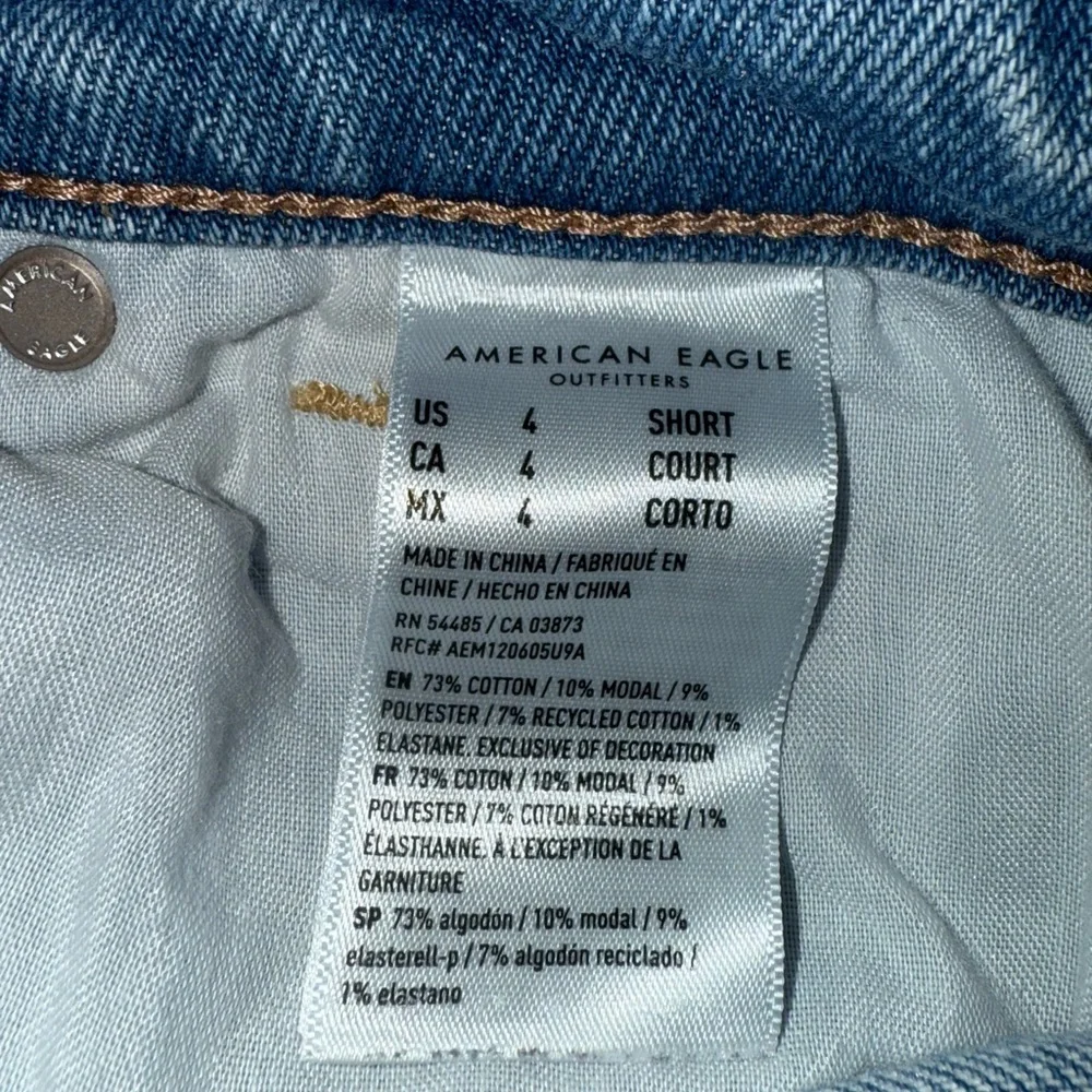 American Eagle Outfitters Blue Mom Jeans Distressed Size 4 Short - Picture 7 of 8
